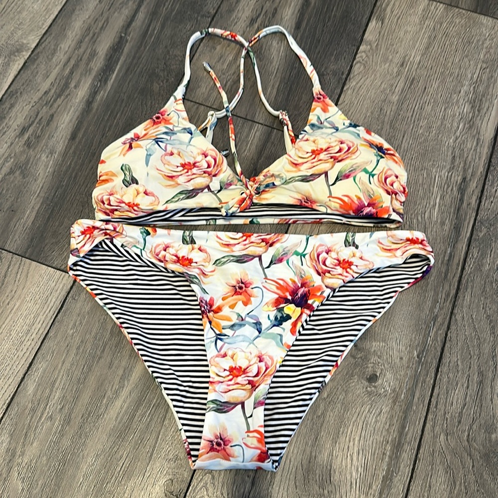 Cupshe bikini. Reversible, size large. New, never worn.